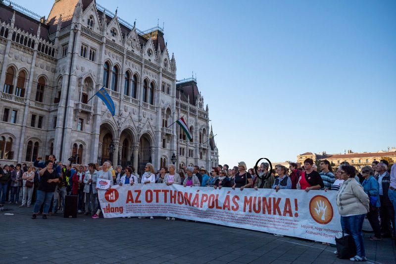 Hat százalékkal, mindössze 2700 forinttal emelik a tartósan beteg családtagjukat otthon ápolók díját 2024. januártól